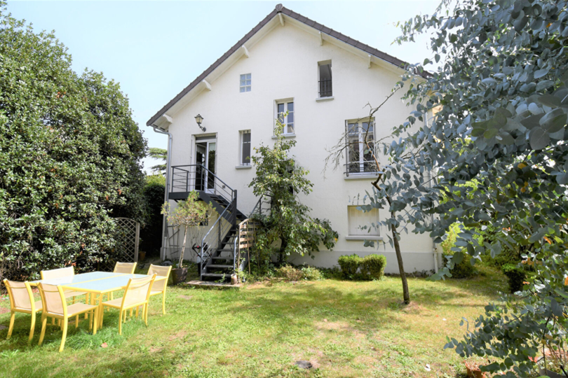 Maison située au Vésinet de 185 m2 au sol sur 649m² de terrain à 14 mn du RER